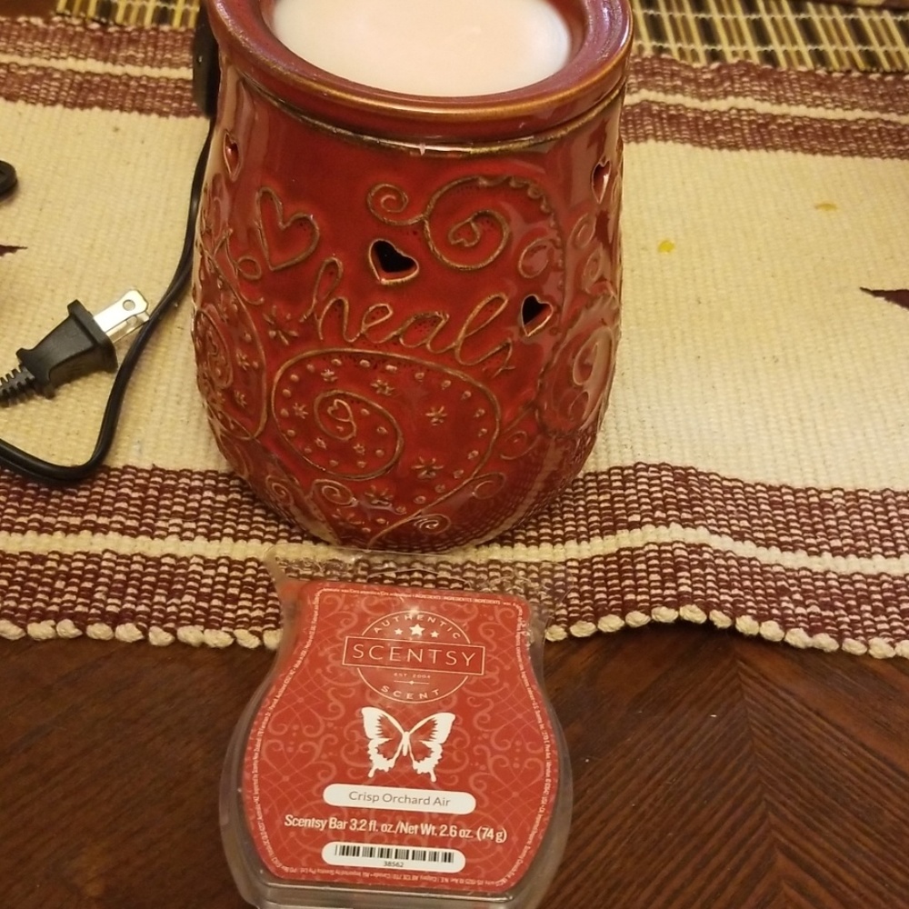 Scentsy love heals tart burner and crisp orchard